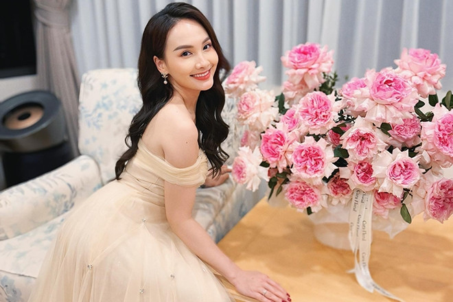 Diễn viên Bảo Thanh nhận quà bất ngờ, NSND Lan Hương hạnh phúc bên ông xã