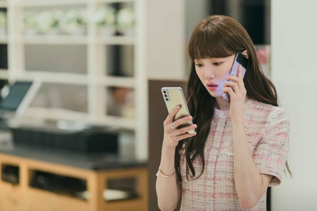 Không nên áp sát điện thoại vào tai khi nghe gọi