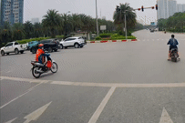 Nóng trên đường: Hai xe máy va nhau cực mạnh do lỗi phổ biến khi qua ngã tư