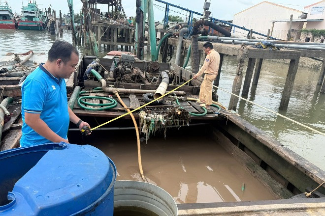9 'tàu ma' lợi dụng đêm tối hút trộm cát trên sông Tiền